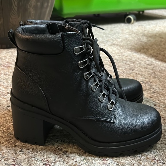 No Boundaries Women’s size 8 Chunky Heel Ankle Booties Black - Picture 2 of 3